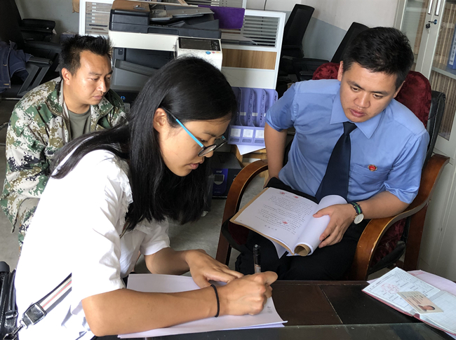 云南龙陵:入村核查一司法救助申请人贫困情况